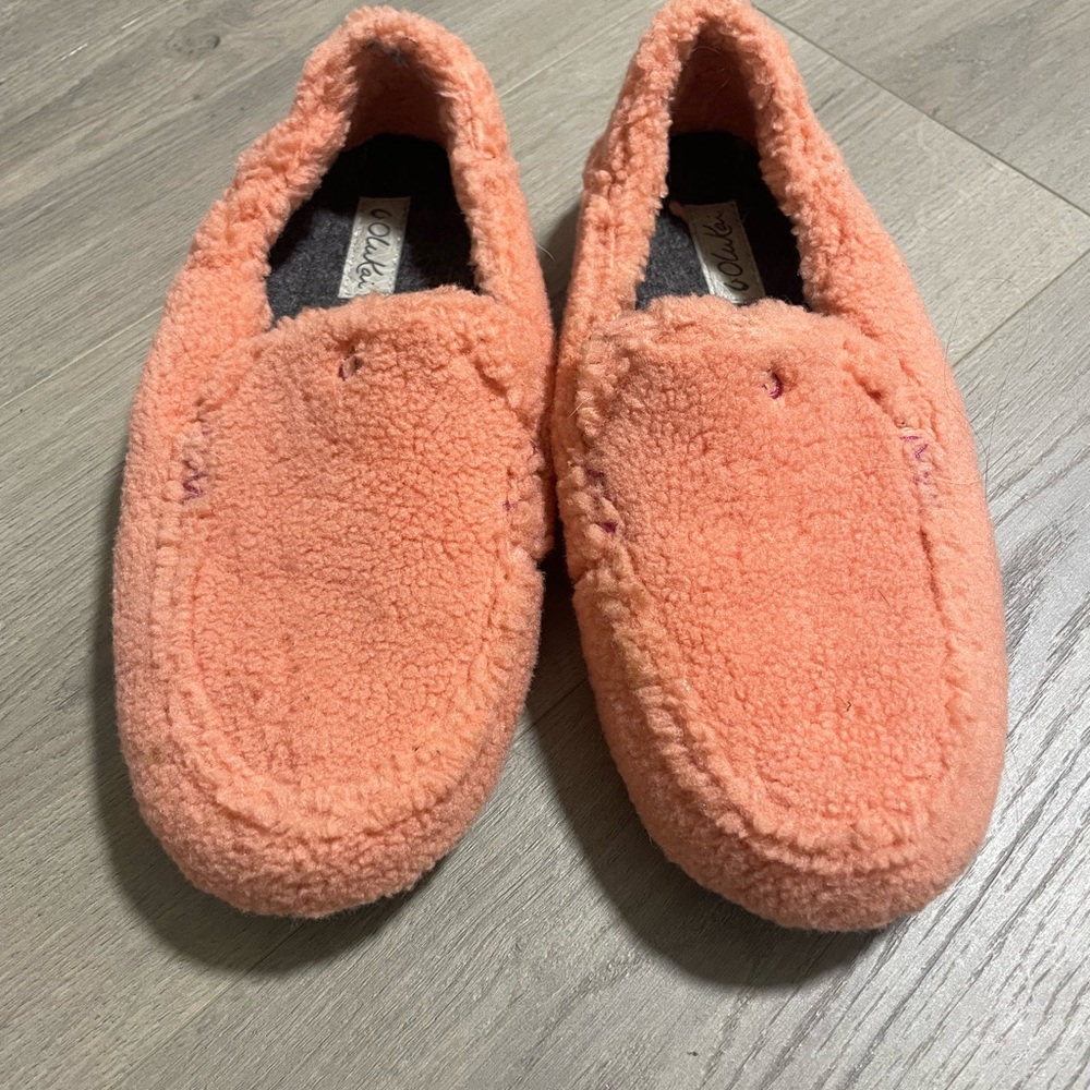 OluKai Nohea Heu Fuzzy Slippers - Coral
